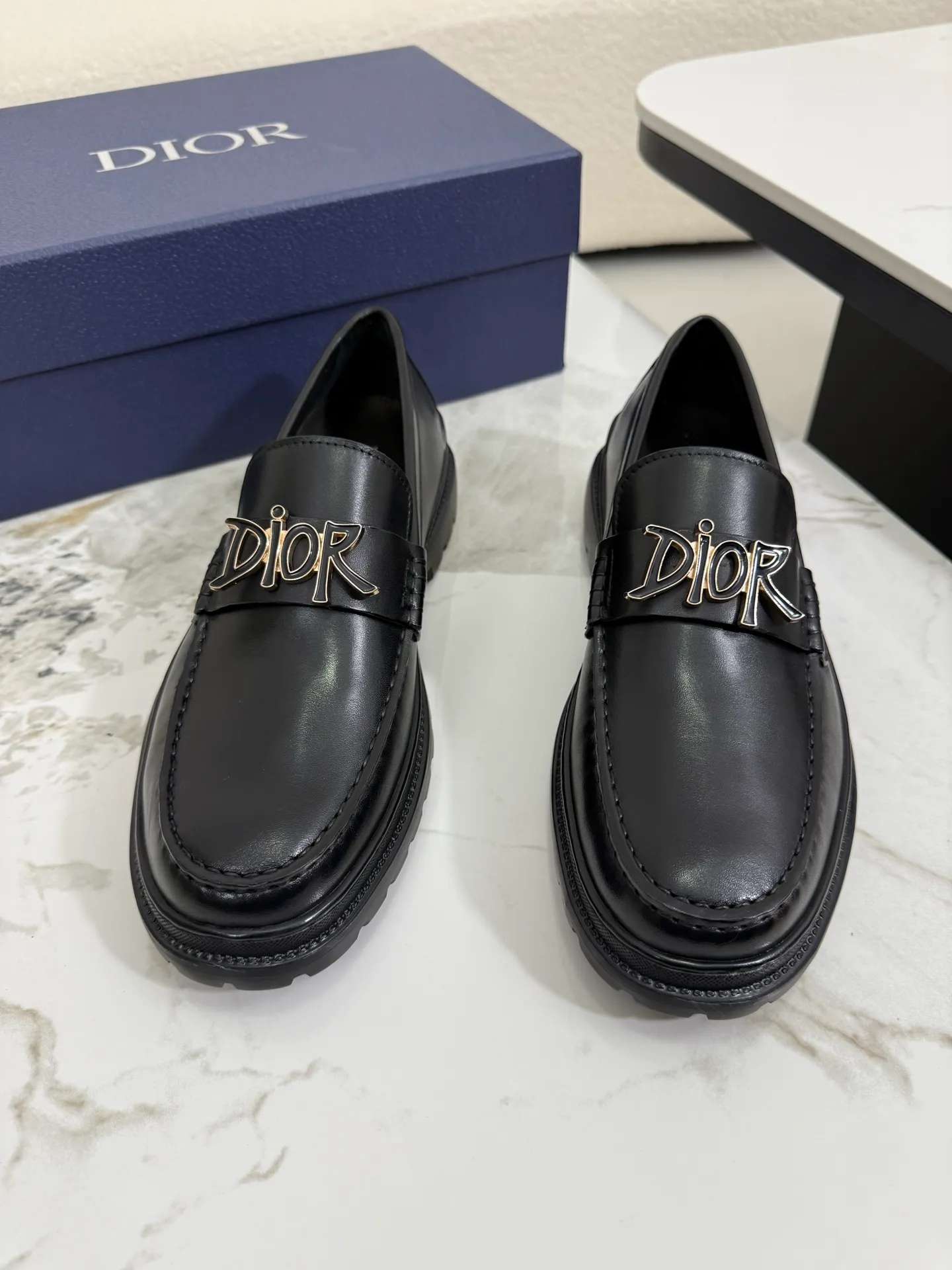 [ DIOR ] Top P: 820💰 ▪️Size: 39-44 (customized for 38.45) Top male leather shoes DIOR Dior combines high-quality materials and exquisite details. The imported cowhide leather upper is embellished with Gancio buckles, showing a luxurious style. Imported cattle. TP sole is light and flexible in texture